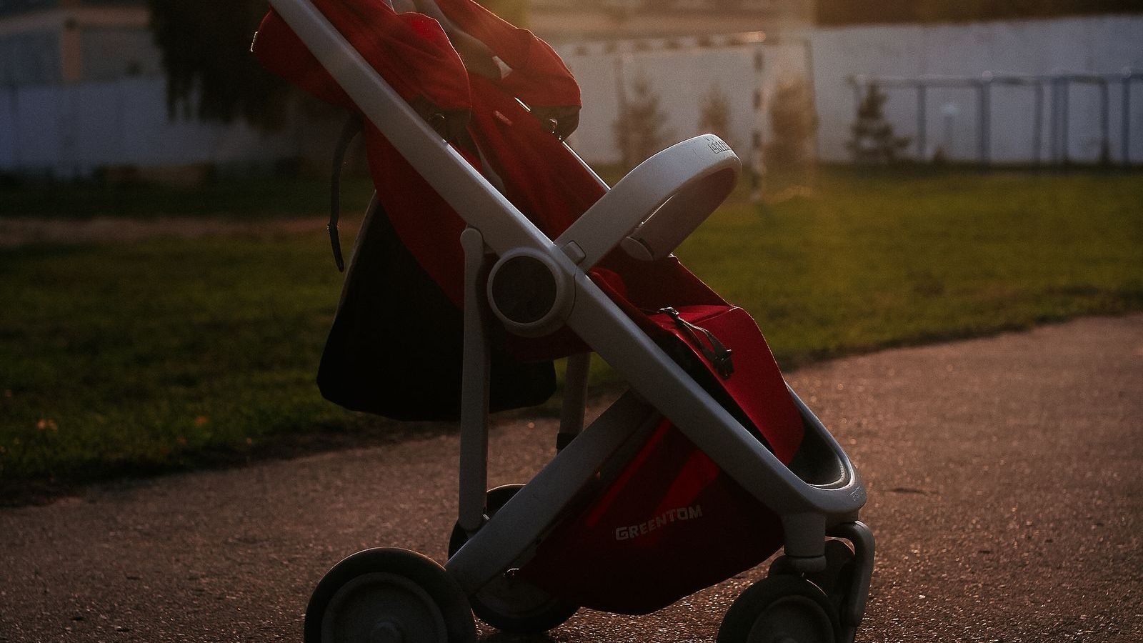 En modern sittvagn på en gångväg i kvällsljus.